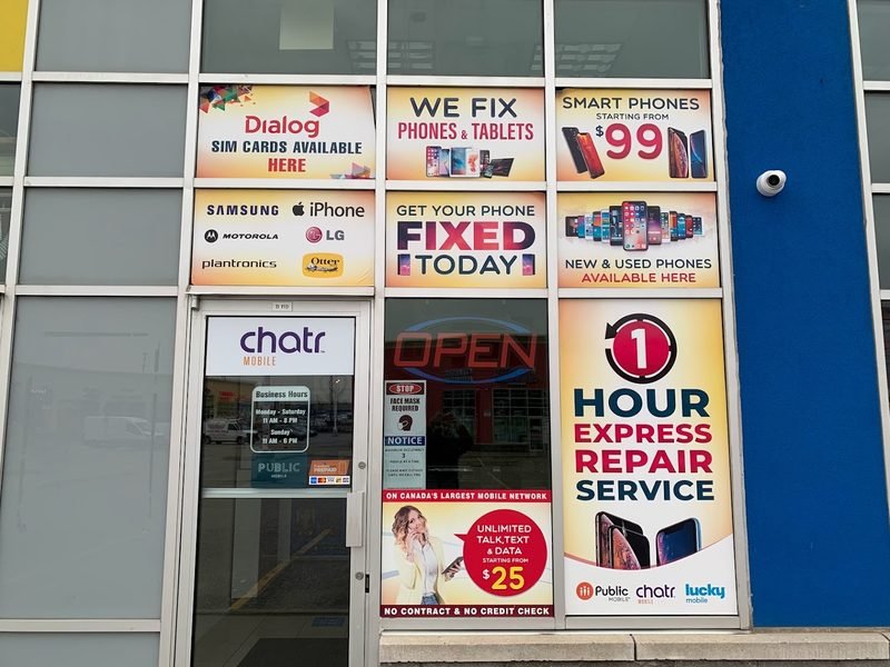 Vision Mobile store entrance with a 1 Hour Express Repair Service sign